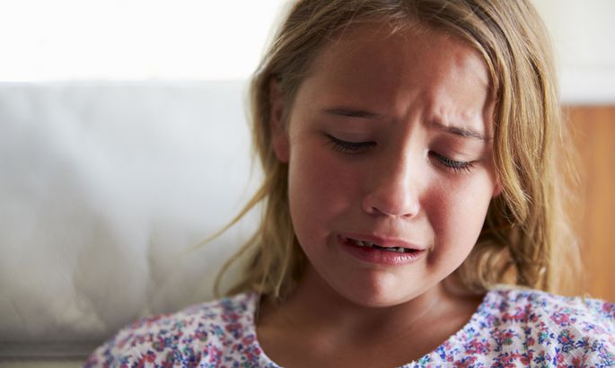 В одесской школе соцслужба забрала девочку посреди урока Фото: девочка плачет
