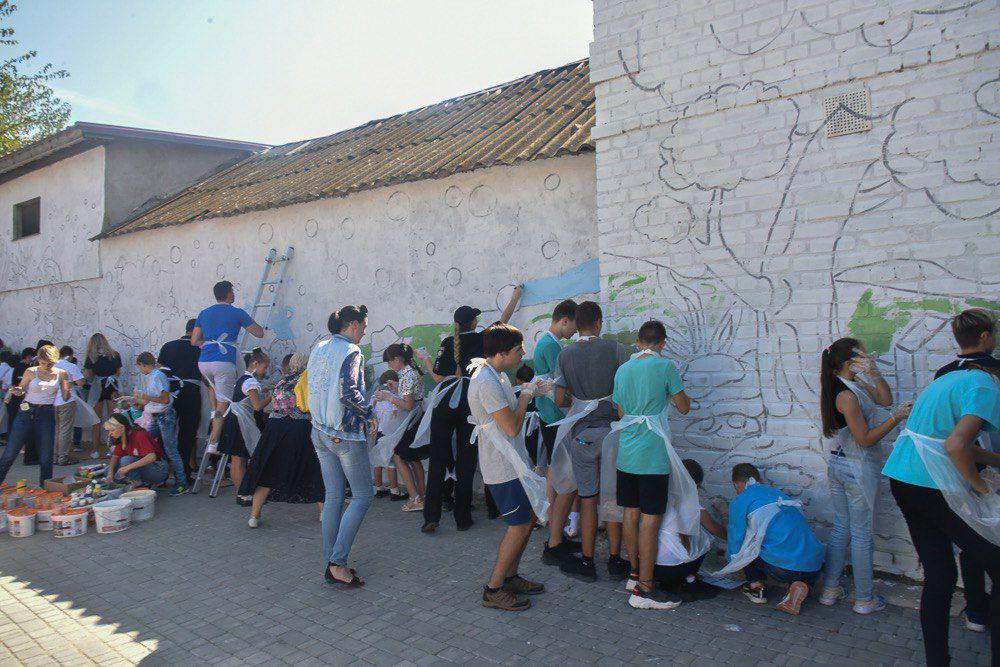 На 411-й батареи одесские художники решили украсить стены интерната Фото: Правда за Одессу