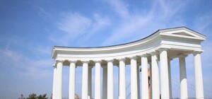 Теперь безопасно: на Воронцовской колоннаде появилась ограда образца 1942 года