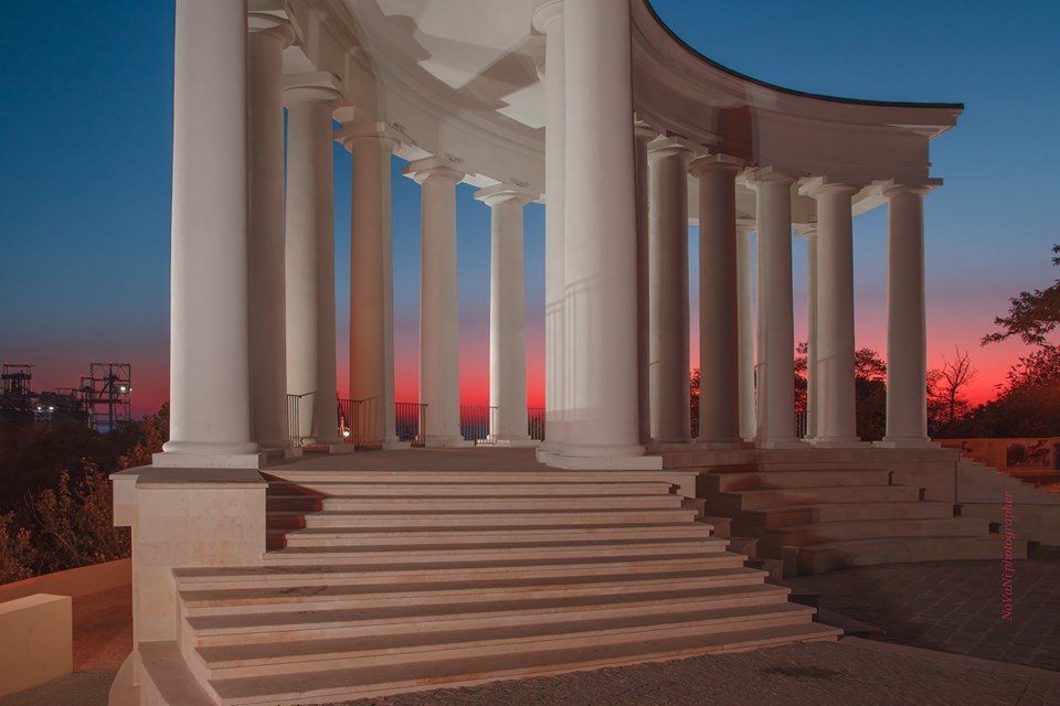 Воронцовская колоннада во время рассвета. Фото Носенко