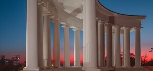 Сказка: Воронцовская колоннада во время рассвета