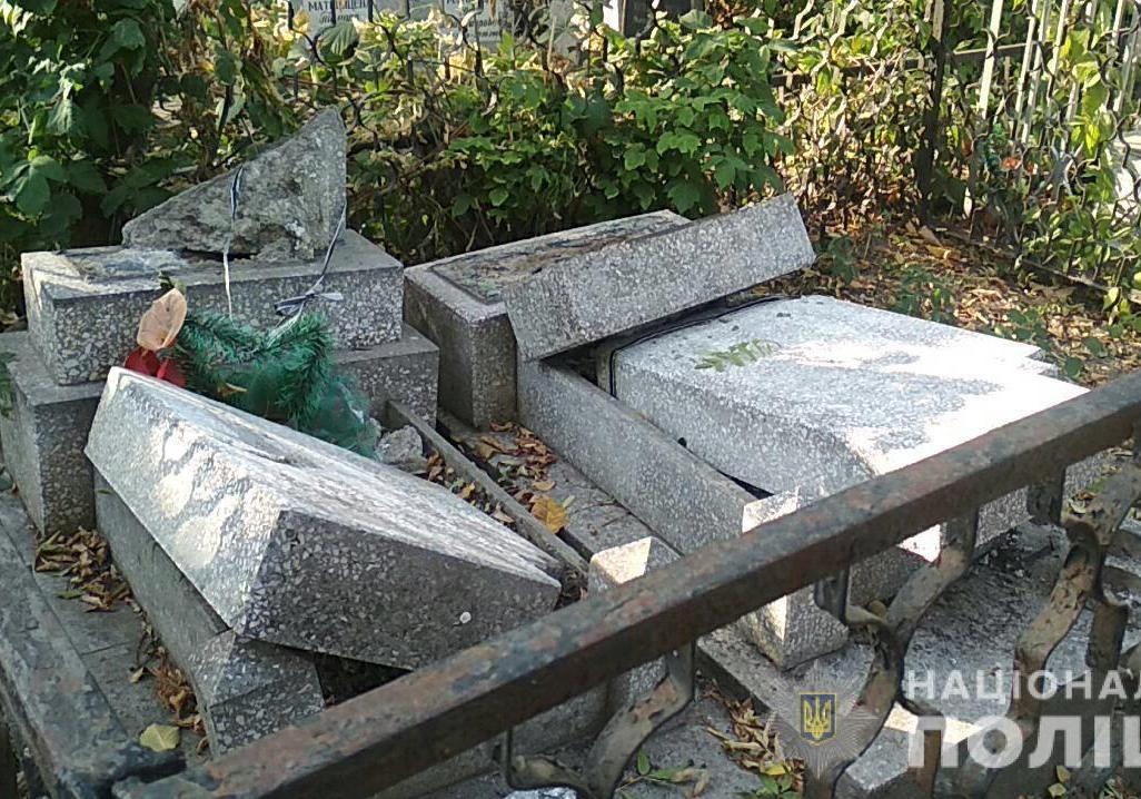 На Втором христианском кладбище вандалы повалили восемь памятников Фото: Нацполиция