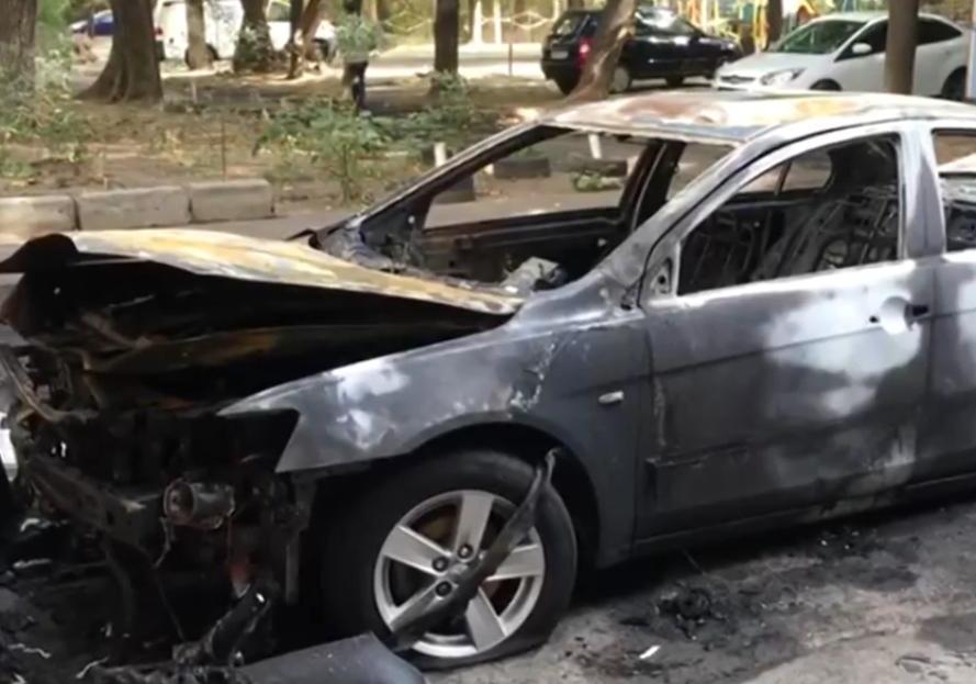 В Одессе горел автомобиль Фото: Нацполиция