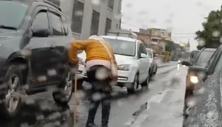 В Одессе попрошайка-калека оказалась не такой уж и больной Фото: кадр из видео