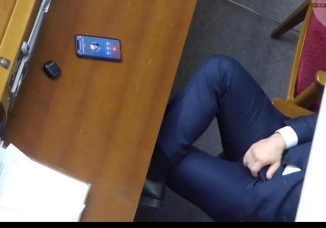 Илья Кива трогал себя за гениталии в сессионном зале: видео. Скриншот Антона Ходза