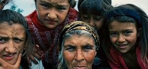 Страх потеряли: в Киеве прохожий спас полицейского от агрессивных воровок