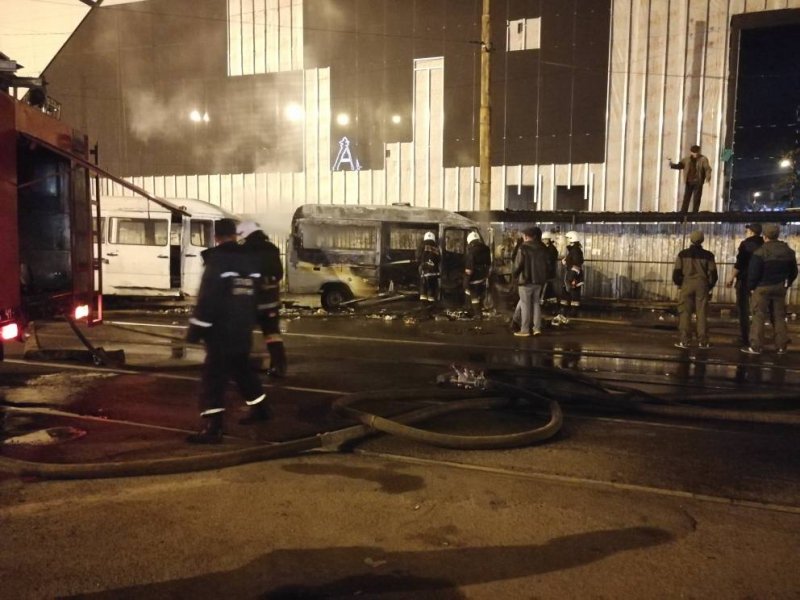 Ночью на 18 октября возле Привоза горел микроавтобус. Фото: Денис Котов