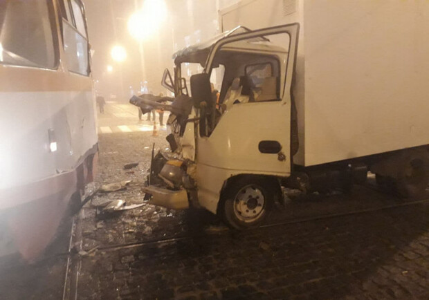 В Одессе в трамвай врезался грузовик Фото: Патрульная полиция 