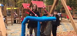 Опасная качеля: на новой площадке в центре Одессы ребенок сломал ногу