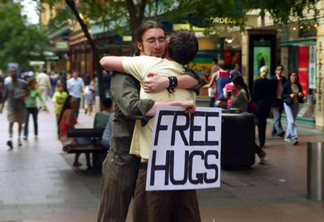На Дерибасовской иностранец обнял одессита и вытащил его телефон Фото: Free Hugs