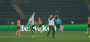 Во время матча: в Харькове фанаты выбежали на футбольное поле