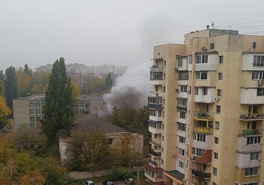  В районе Школьного аэродрома пылает заброшенное здание  Фото и видео Макс Пенько