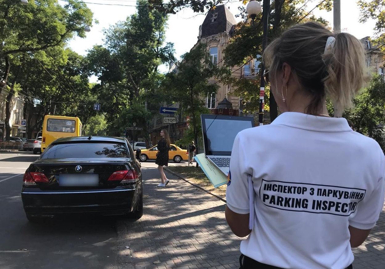 Сколько штрафов успели выписать новые инспекторы по парковке Фото: Odessa Online