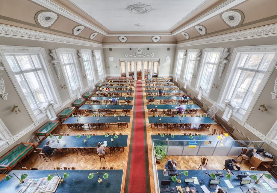 Обзор самой большой библиотеки в Одессе Фото: http://archodessa.com