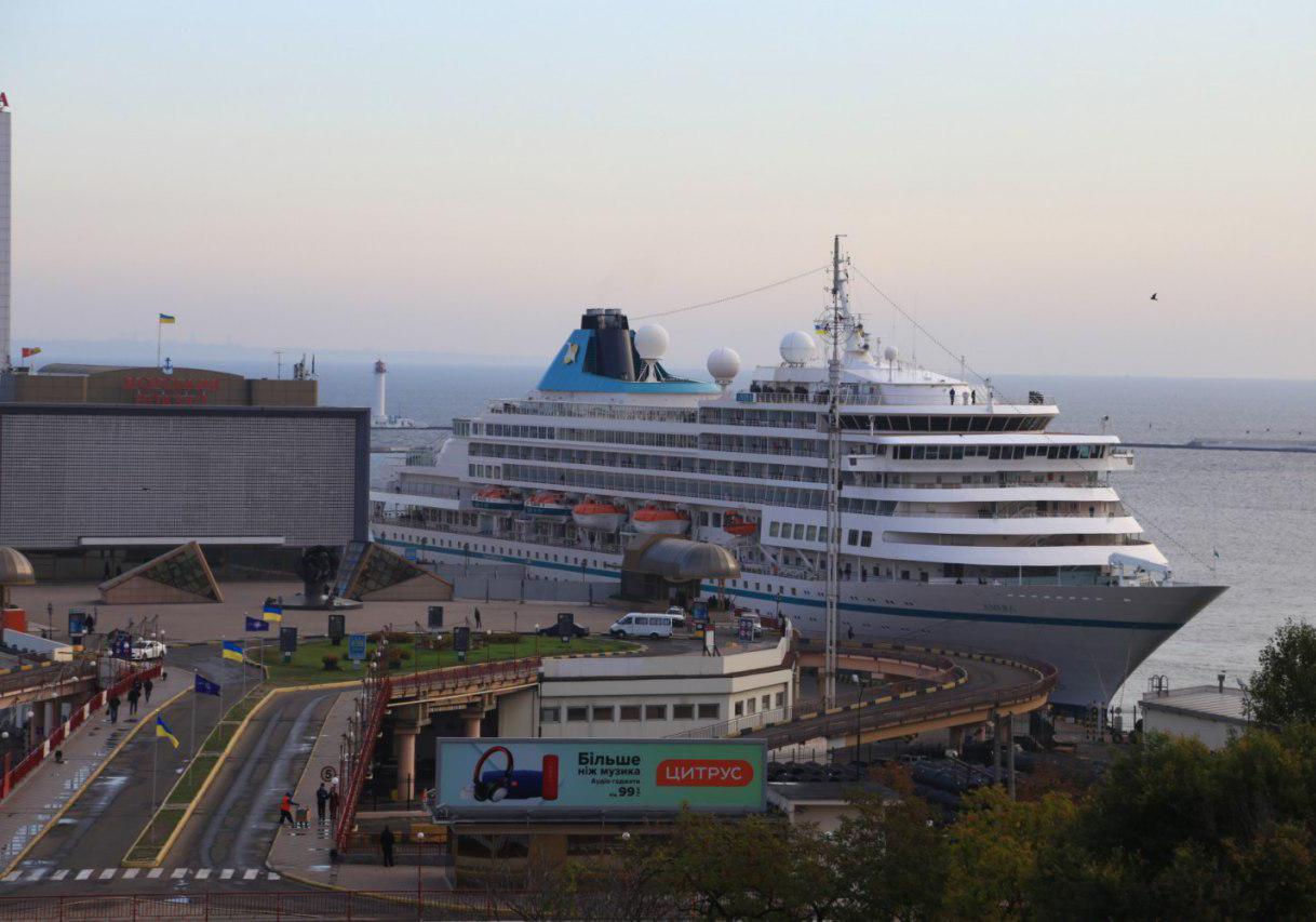 В одесском порту гостит большой круизный лайнер Фото: Думская