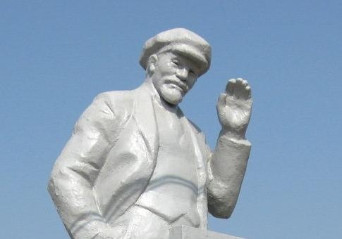 На фото памятник Ленину