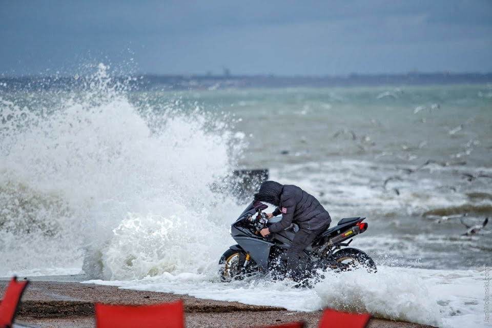 Одессита на мотоцикле едва не унес шторм. Фото: Ян Волянский


