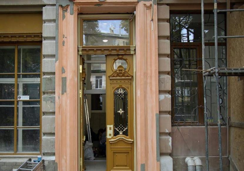 В Одессе отреставрировали старинную дверь, которую уже собирались выбросить Фото: Пушкинская 