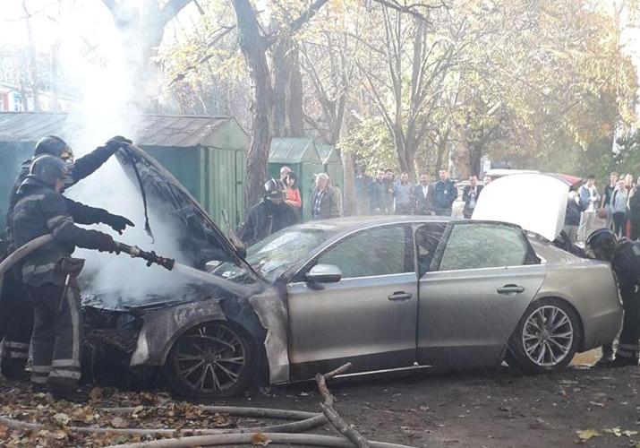 На Филатова подожгли авто. Фото: odessa.online