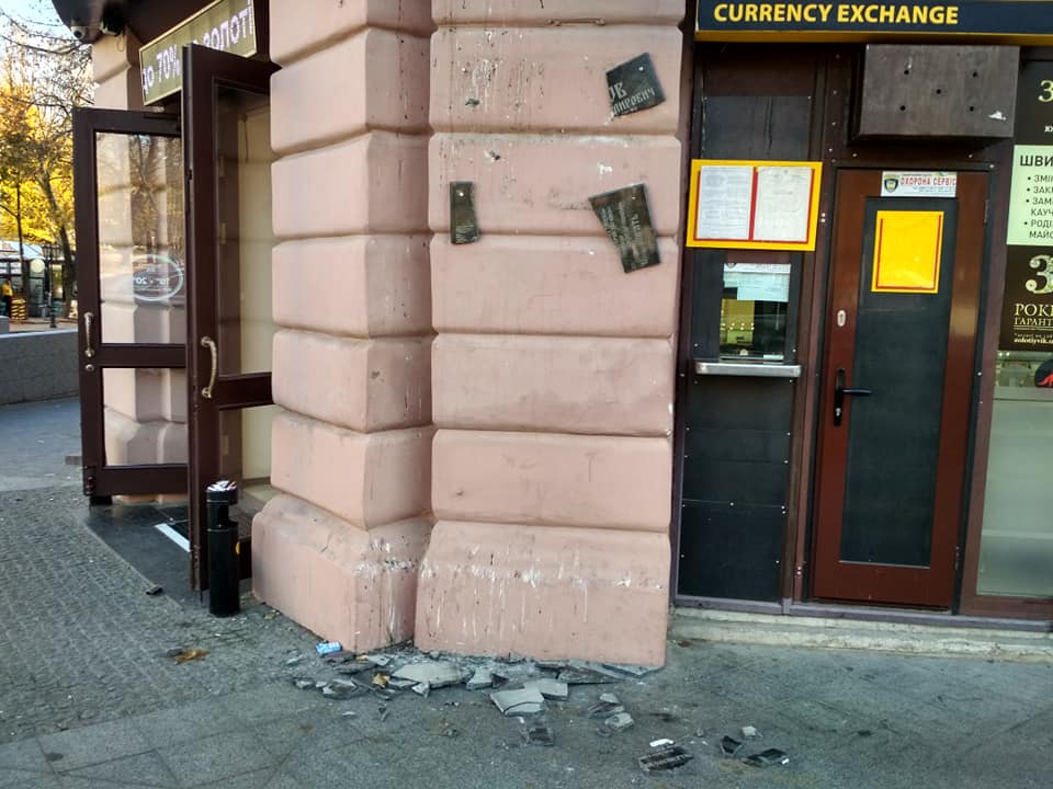 В Одессе разбили памятную табличку погибшему 2 мая 2015 года активисту “Правого Сектора” Игорю Иванову на Дерибасовской. Фото: Алена Балаба