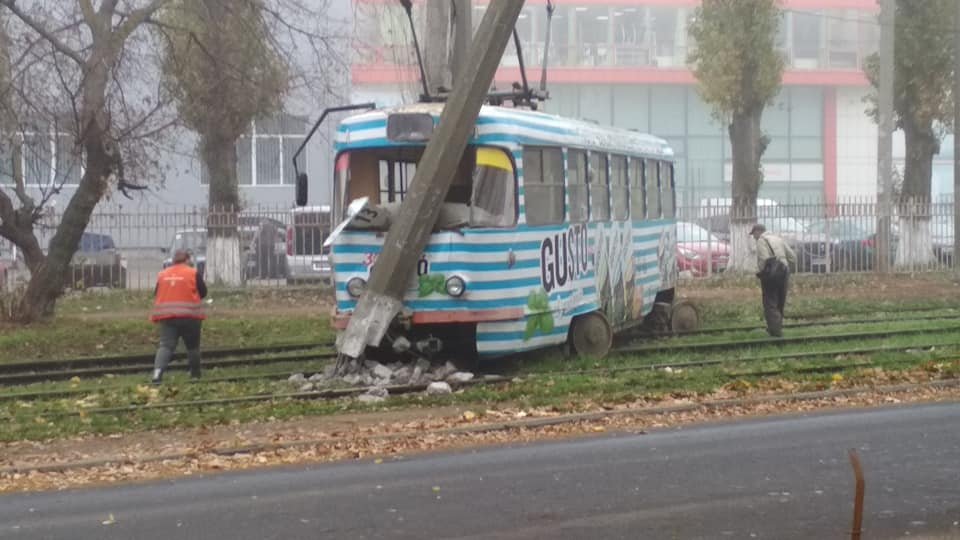 На Таирова трамвай сошел с рельсов и врезался в столб Фото очевидцев