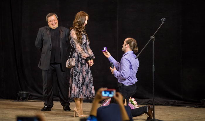 Одессит сделал предложение своей девушке на сцене одесской филармонии Фото: Культурометр