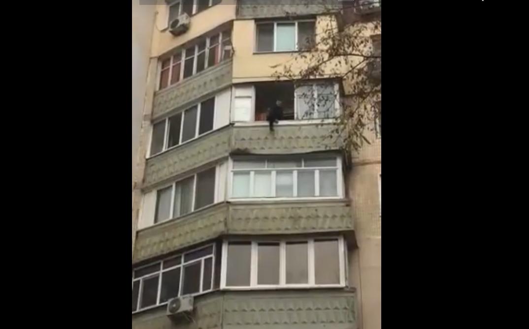 На Таирова странный мужчина лазил по балконам Фото: кадр из видео 