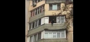 Человек-паук: на Таирова странный мужчина лазил по балконам