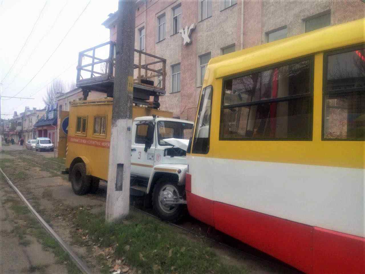 В Одессе трамвай врезался в автомобиль аварийной службы фото: Алексей Барановский