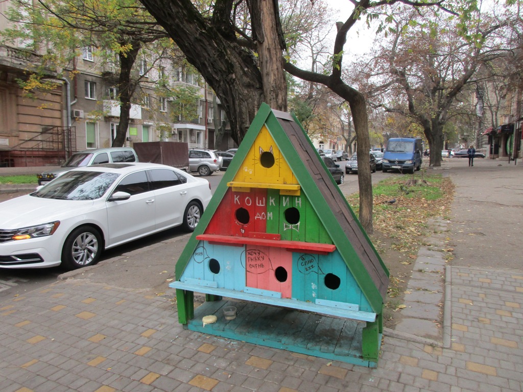 На одесской улице появился необычный домик Фото: Одесская Жизнь