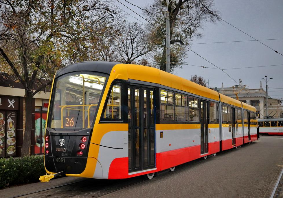 В Одессе начал курсировать трехсекционный трамвай Фото: Пассажирский транспорт