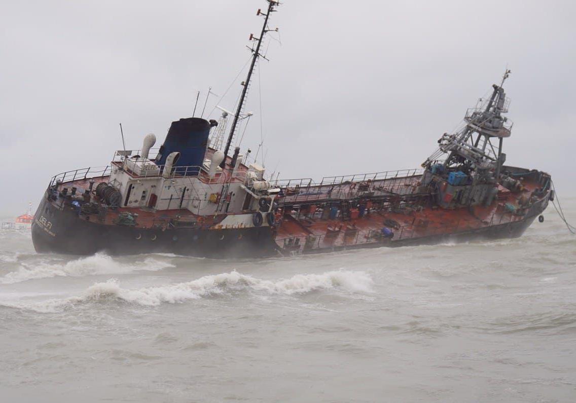 Шторм мешает ликвидировать последствия крушения танкера на одесском пляже Фото: Odessa Online