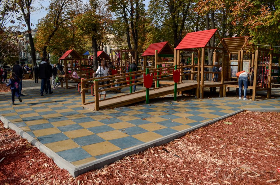 Одесситов возмутила табличка на детской площадке Фото: Наблюдатель 