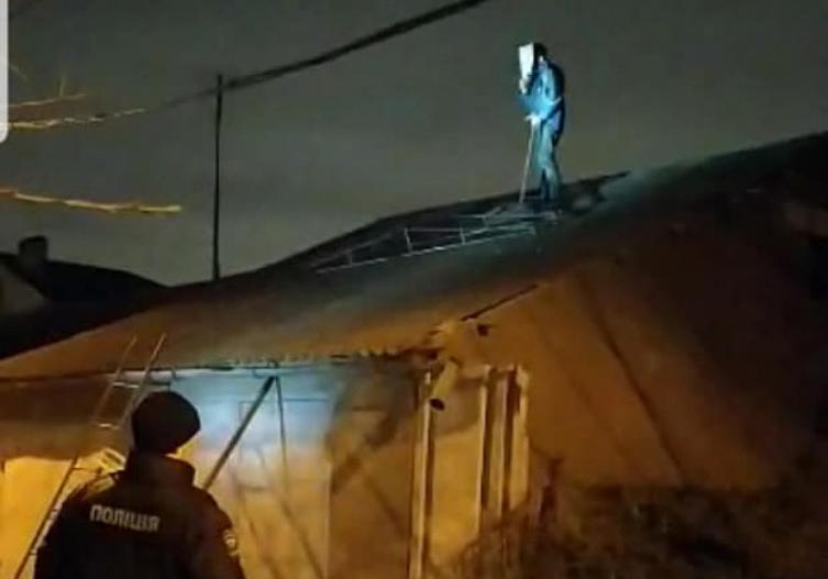 В Одессе с крыши сняли с крыши неадекватного мужчину. Фото Нацполиции