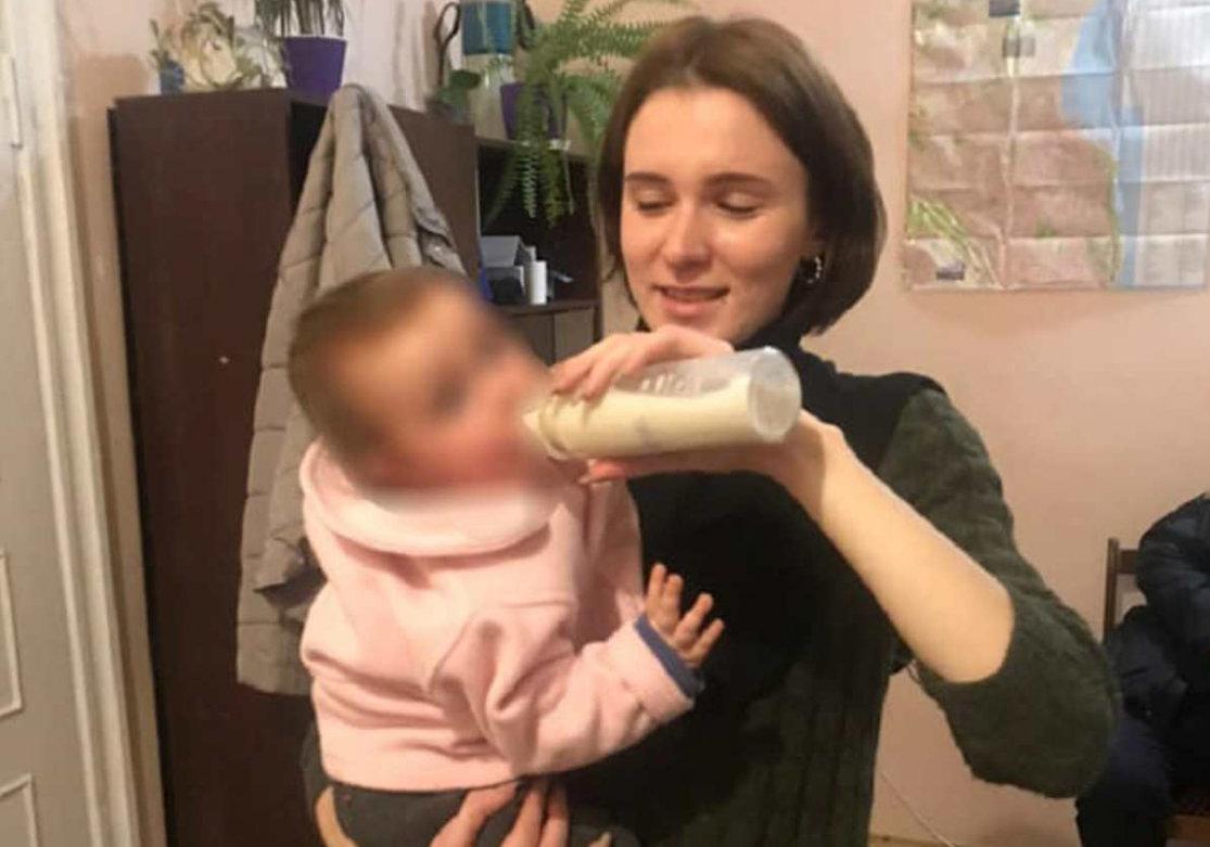 В Одессе мать бросила годовалую дочь в захламленной квартире. Фото полиции Одессы