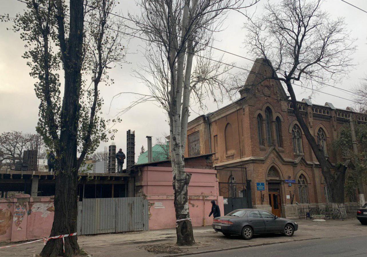 В Одессе возле готического дома кипит стройка Фото: Думская