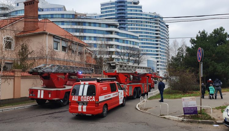 В жилой комплекс "Белый парус" съехались 7 пожарных машин . Фото: УСИ