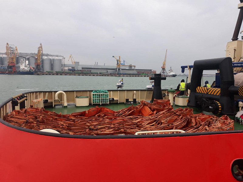 Танкер Delfi на Дельфине оградили бонами. Фото: пресс-служба АМПУ
