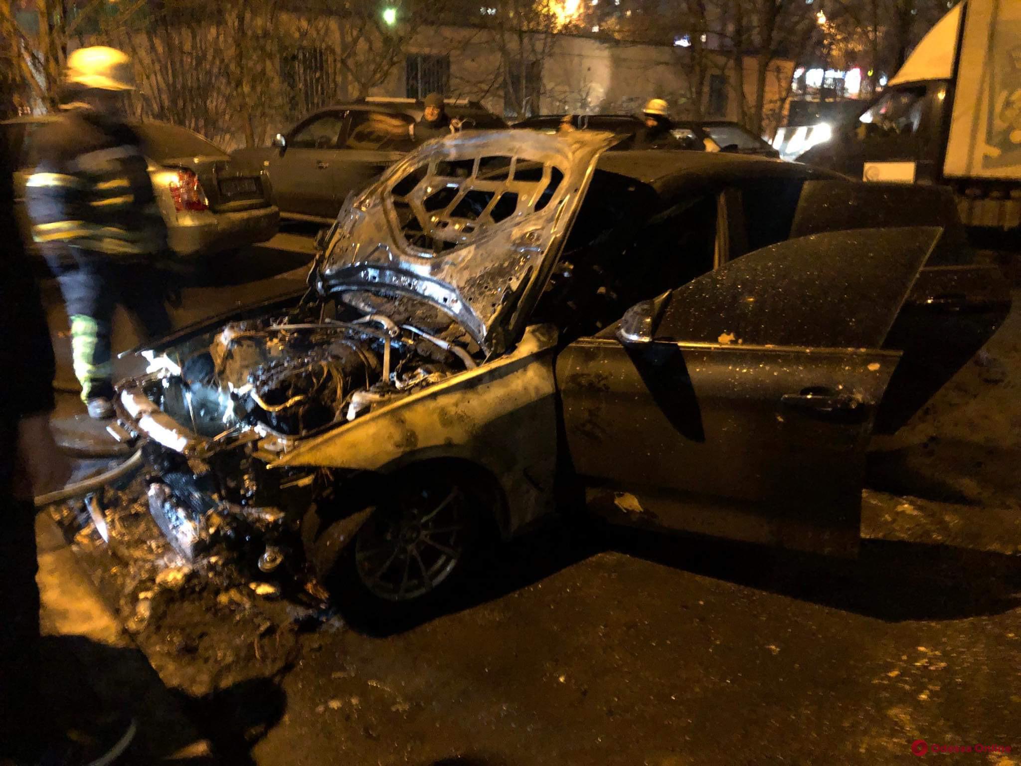 На Вильямса загорелось и взорвалось авто. Фото: odessa.online