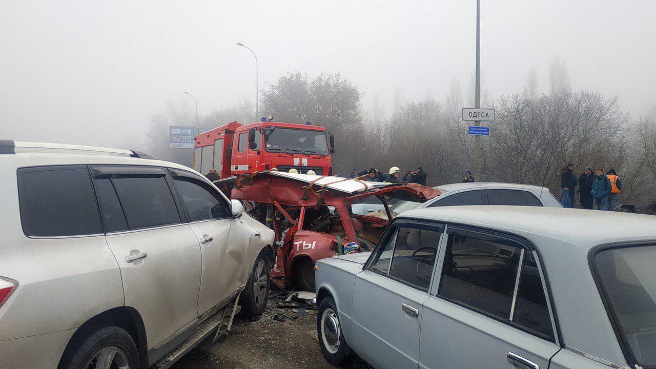 На выезде из Одессы в аварию попали 17 авто. Фото: Помощь на дорогах