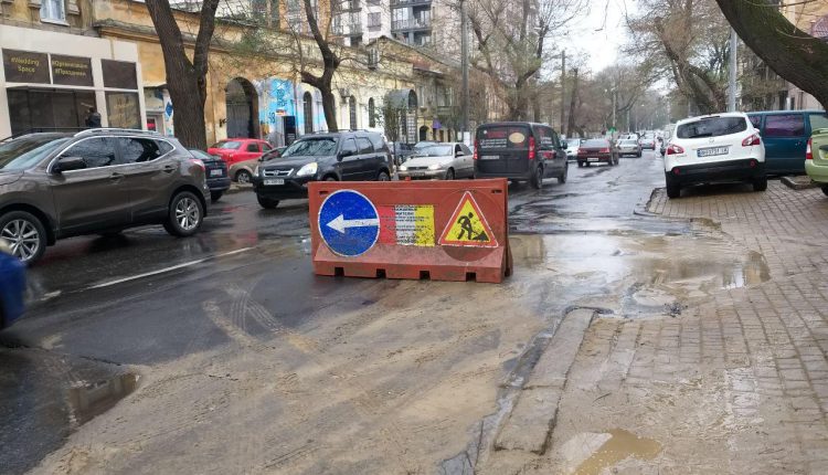 В центре Одессы прорвало водопровод Фото: УСИ