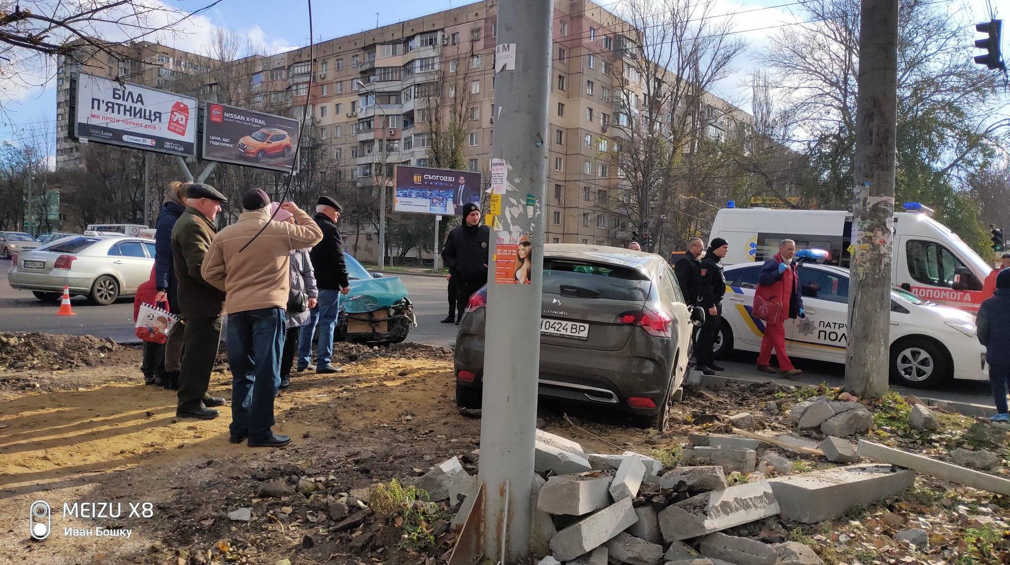 На перекрестке улиц Ильфа и Петрова и академика Глушко столкнулись два авто. Фото Ивана Бошку