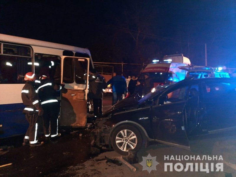 В Александровке произошло ДТП с участием маршрутки. Фото Нацполиции