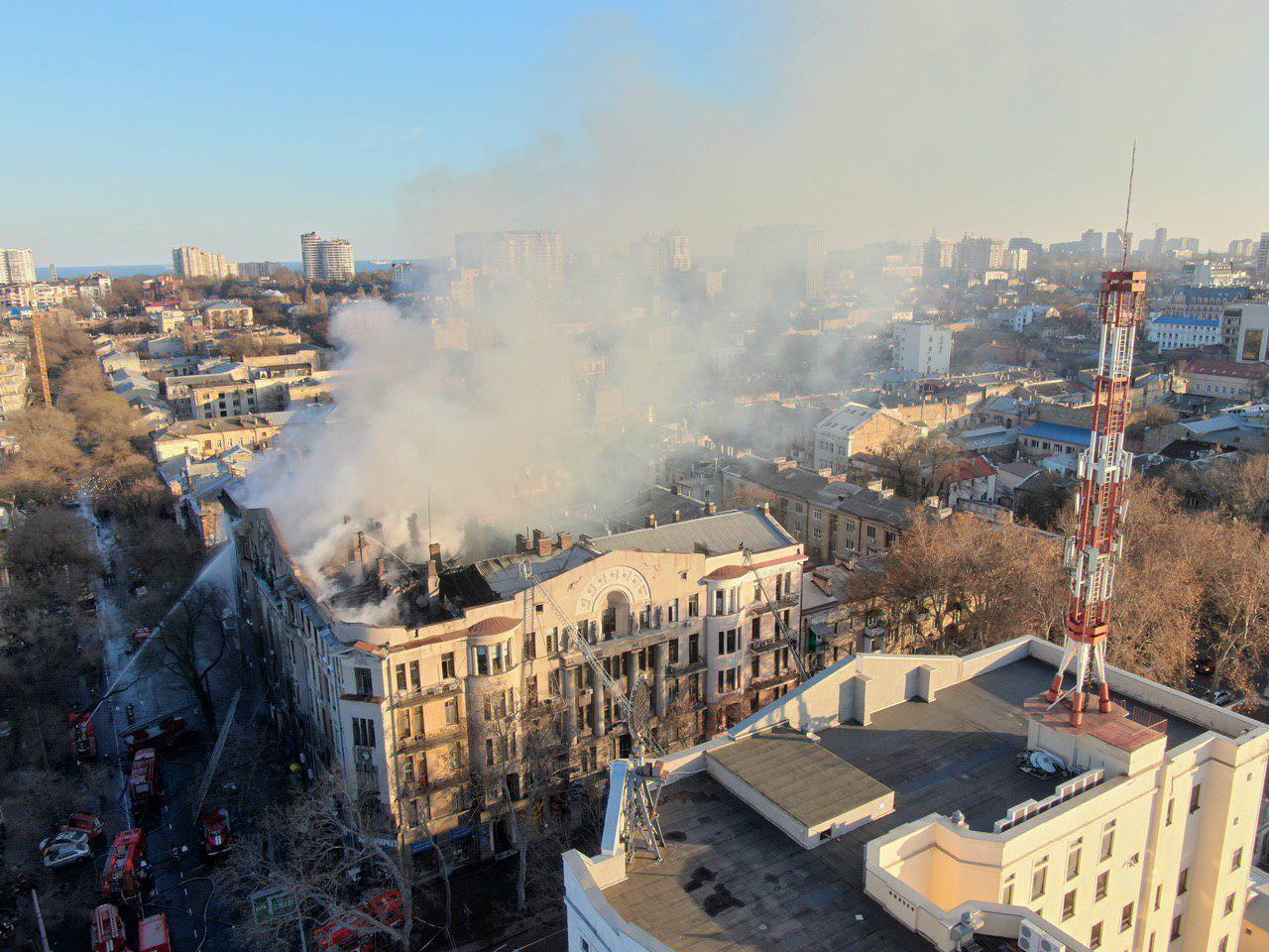 На месте пожара в Одессе пропали пять человек Фото: Думская 