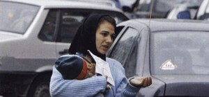 Материлась и бросала вещи в людей: на Лыбедской поймали попрошайку с малолетним ребенком