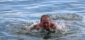 И не холодно же ему: на Центральном пляже плавает морж