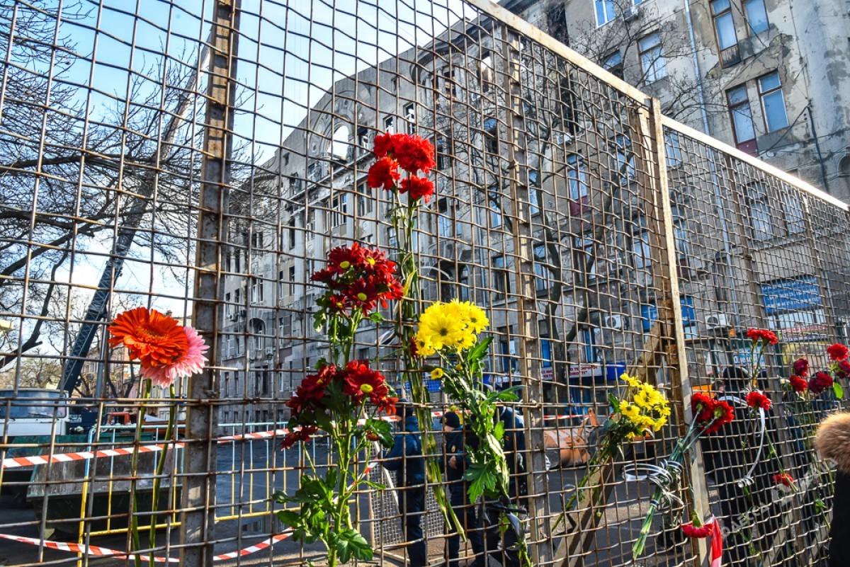 Одесситы несут цветы к сгоревшему колледжу на Троицкой. Фото: Одесса-медиа