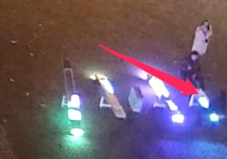 LED-качели на Греческой площади опять пострадали от вандалов. Фото: скриншот видео
