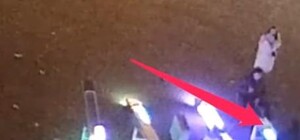 Качели на Греческой площади опять сломали: инцидент попал на видео