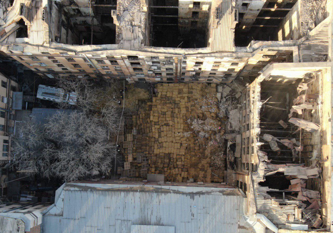 Как на Троицкой сносят флигель сгоревшего дома Фото: Думская